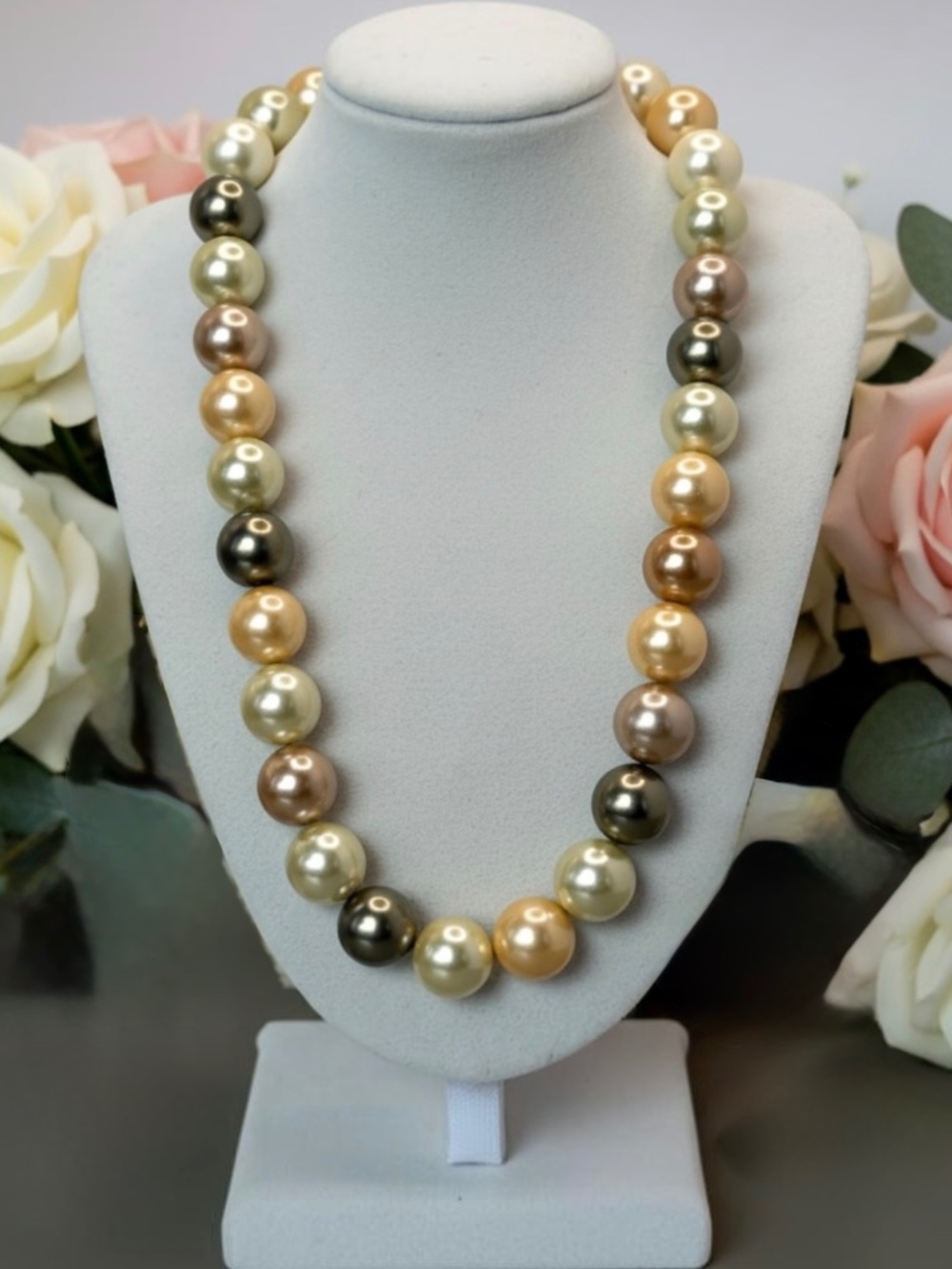 Chunky Faux Pearl Necklace in Multicolor Cream, Peach, Green and Pink Pre-Owned